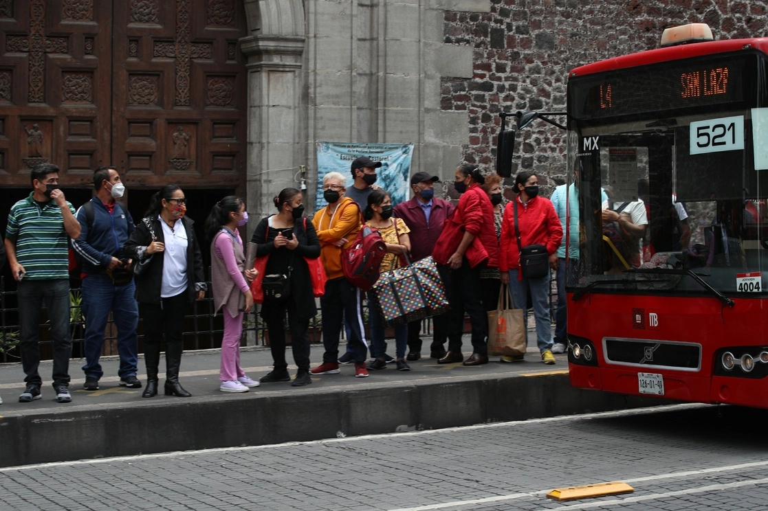En este nuevo recorrido, las unidades circularán por Fray Servando Teresa de Mier, Escuela Médico Militar esquina con la calle de San Pablo, José María Izazaga y Avenida 20 de Noviembre para, finalmente, incorporarse a su trayecto habitual en República del Salvador y continuar hasta Buenavista. Foto María Luisa Severiano / Archivo 