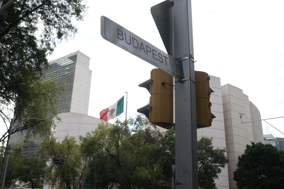 La alcaldía señaló que ahora la Cuauhtémoc "cuenta con una calle llamada Budapest tras la develación del nombre por la alcaldesa, Sandra Cuevas y el embajador de Hungría, Zoltán Németh. Foto tomada del Twitter de @AlcCuauhtemocMx
