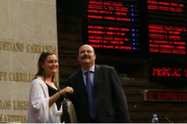 Maru Campos izquierda) con César Duarte, ex gobernador del estado. Foto La Jornada/Archivo
