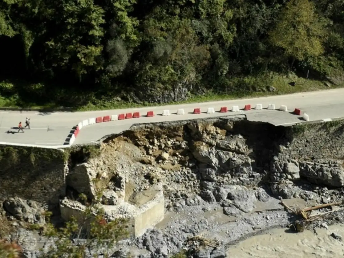 Una carretera colapsada al sureste de Francia, debido a las fuertes lluvias e inundaciones de los días pasados. Foto Afp 