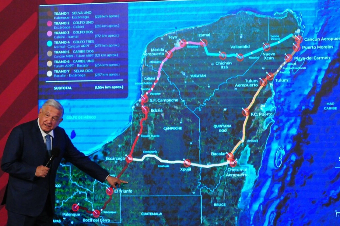 El presidente Andrés Manuel López Obrador señala la frontera con Guatemala, durante la conferencia matutina del 3 de mayo de 2022. Foto Cuartoscuro