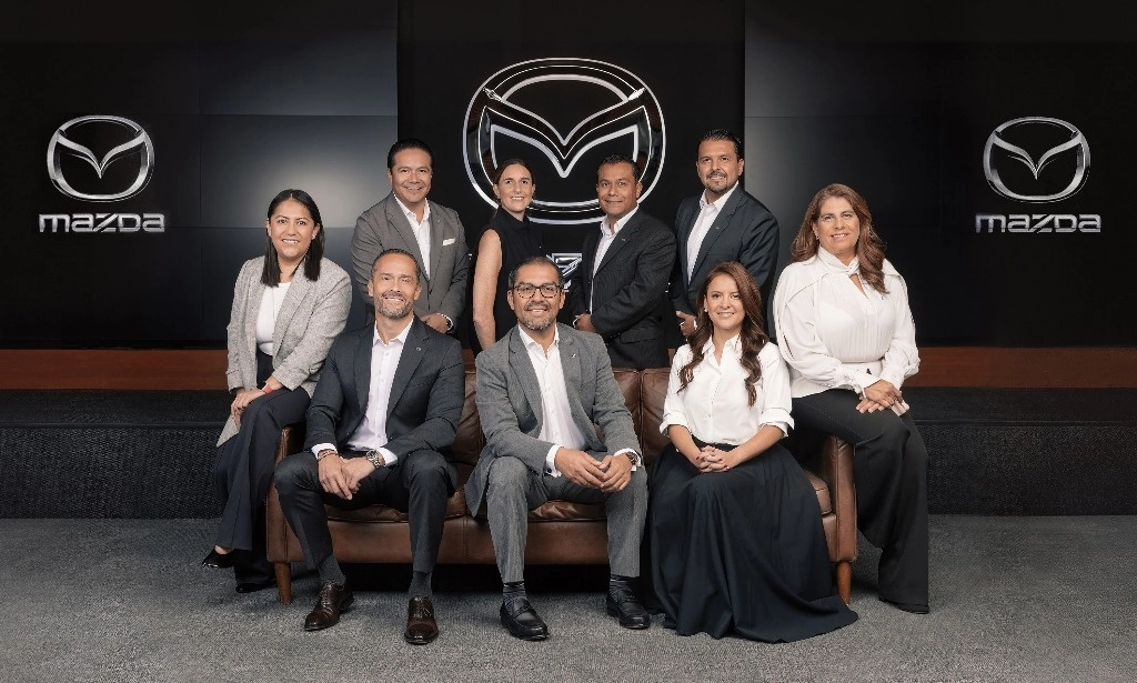 Miguel Barbeyto, presidente de Mazda de México acompañado de sus colaboradores más cercanos como Araceli Contreras y Carlos Monroy, nuevos vicepresidentes de la marca. Foto Cortesía Mazda
