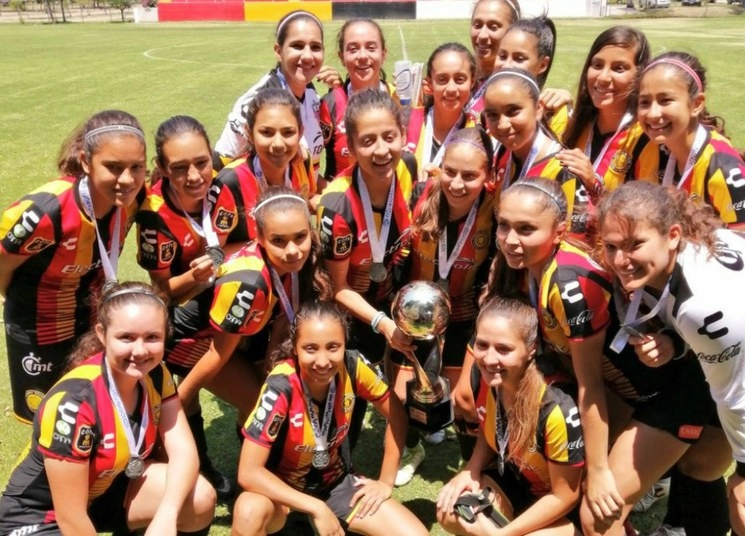La suspensión del ascenso y descenso es un golpe directo a las filiales femeniles, como el club de Leonas Negras de la UdeG, que tiene más de 15 años de historia. Foto tomada del Twitter @a1exmen