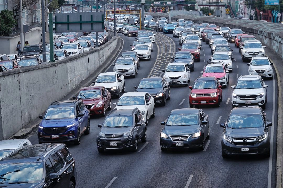 Vehículos circulan por el Viaducto Miguel Alemán en CDMX. Foto 