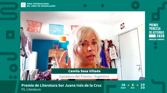 Camila Sosa Villada al recibir, de forma simbólica, el más importante de los galardones para escritoras que otorga la FIL Guadalajara. Imagen tomada del Twitter @FILGuadalajara 