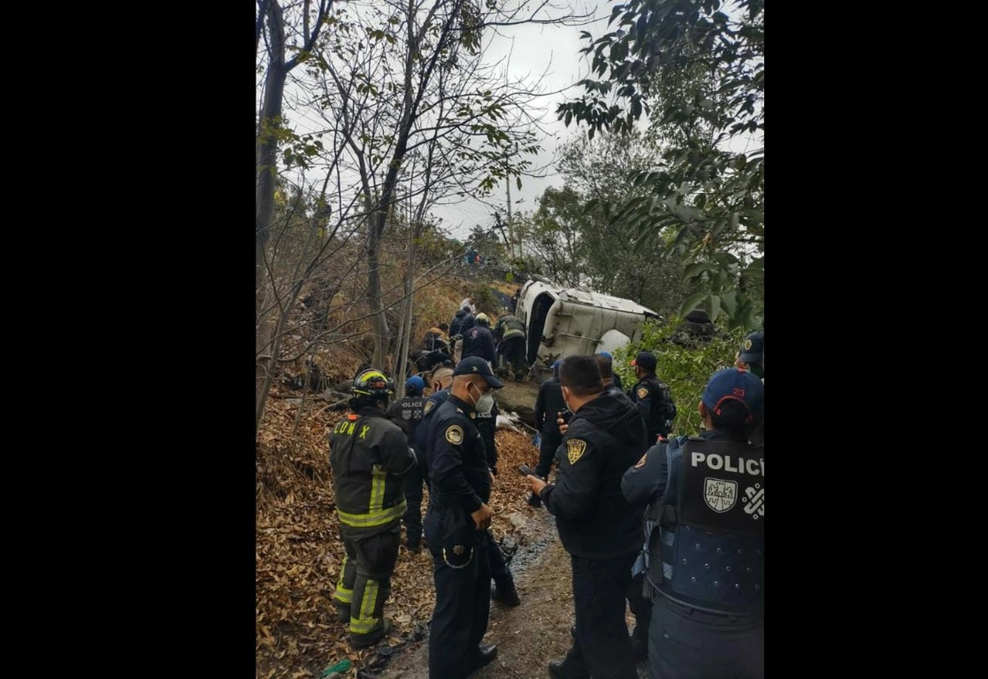 Un camión que transportaba chapopote se desbarrancó en la alcaldía Álvaro Obregón. Foto tomada del Twitter @AlcaldiaAO