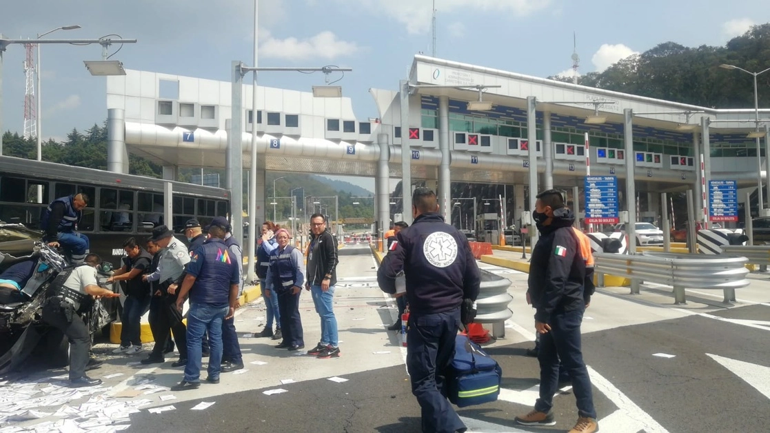 Cinco personas resultaron lesionadas luego de que un camión de la policía del Edomex se impactara contra la caseta de la autopista Lerma-La Marquesa ubicada en el municipio de Ocoyoacac. Foto SSC