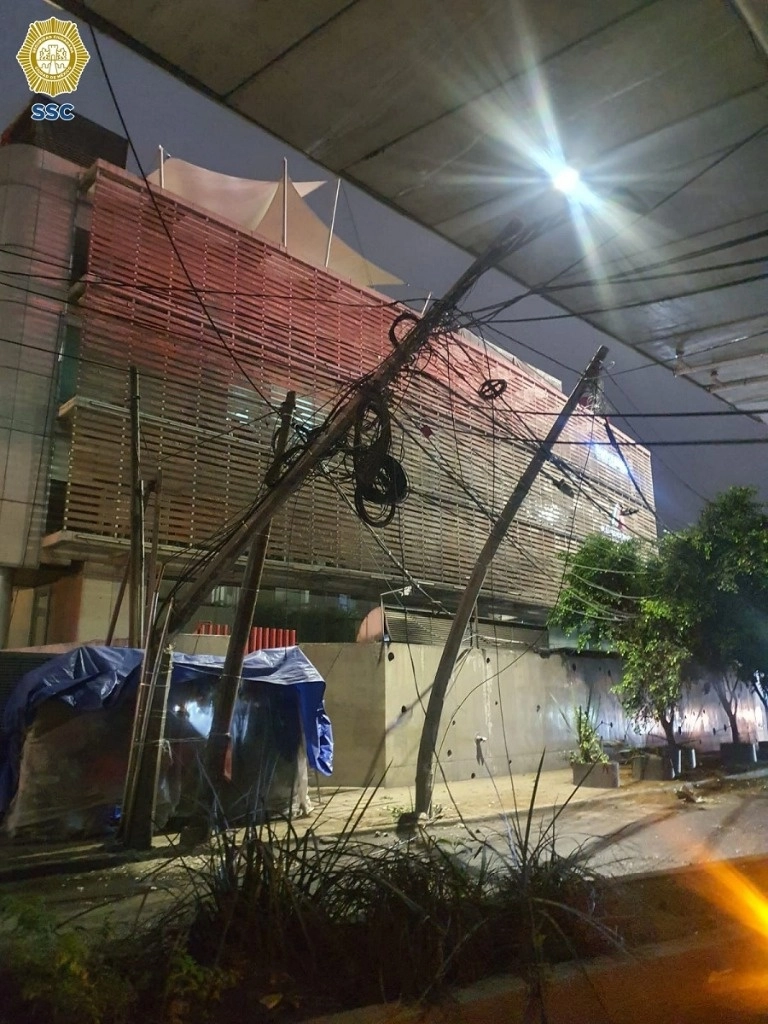 El cableado cayó sobre carriles laterales y centrales de Periférico en la alcaldía Miguel Hidalgo, el 4 de julio de 2024. Foto Tomada de X @SSC_CDMX