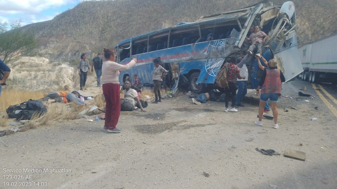 Personal de diversas corporaciones de Oaxaca y Puebla acudió al lugar del accidente registrado en la autopista Cuacnopalan-Oaxaca, para auxiliar a las víctimas. Foto ‘La Jornada’