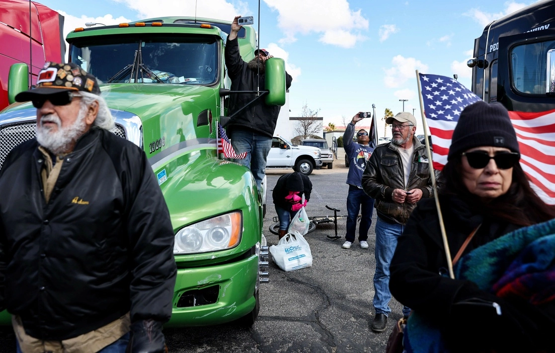 Pese a que la manifestación fue anunciada como apartidista, abundaban los mensajes pro-Trump. Foto Afp 