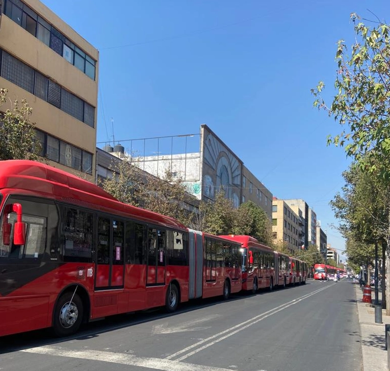 Por conflictos entre transportistas, unidades de Metrobús que darían servicio emergente a usuario del Metro, permanecen paradas. Foto Bertha Teresa Ramírez