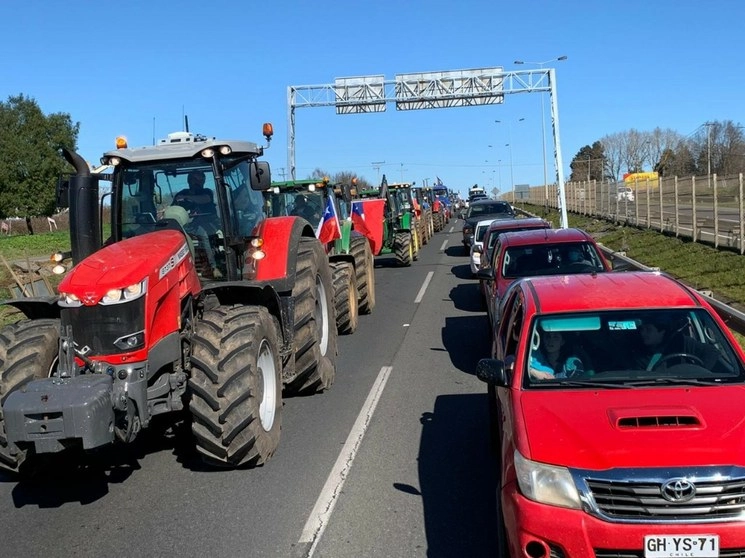 Transportistas chilenos permanecen en paro que causa desabastecimiento en ciudades del sur del país. Foto tomada de @CNTCCHILE