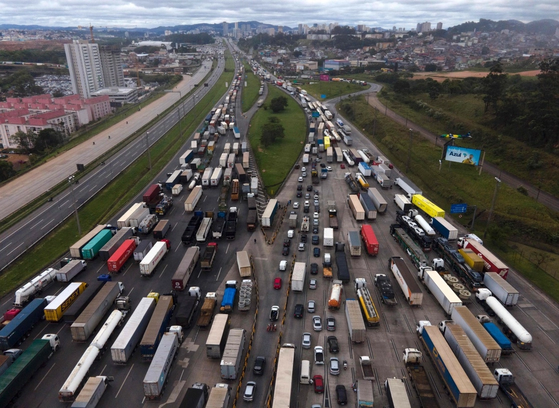 Un convoy de camiones en Sao Paulo que transportaba material del equipo de Fórmula 1 Ferrari fue bloqueado temporalmente por una barricada de camioneros que se niegan a aceptar la derrota electoral de Jair Bolsonaro. Foto Afp