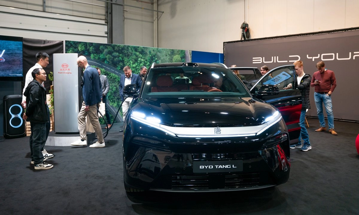 Área de exposición de BYD en el séptimo e-SALON, una feria comercial para vehículos de pasajeros y comerciales con propulsión alternativa que se realiza en en Praga, República Checa. El fabricante chino de vehículos eléctricos tiene como meta vender hasta 1.6 millones de vehículos en el extranjero el próximo año, señaló Citi en un informe.