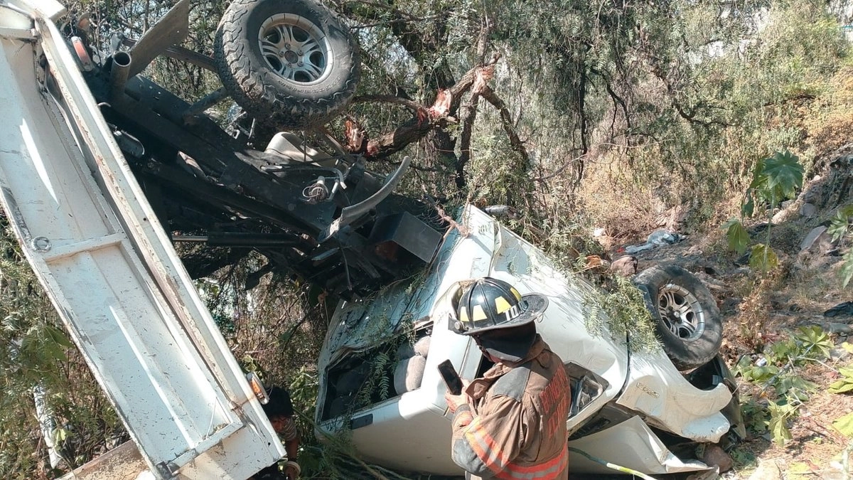 Elementos de la policía de Ecatepec y bomberos realizan tareas para remover la unidad accidentada en la Sierra de Guadalupe. Foto 

