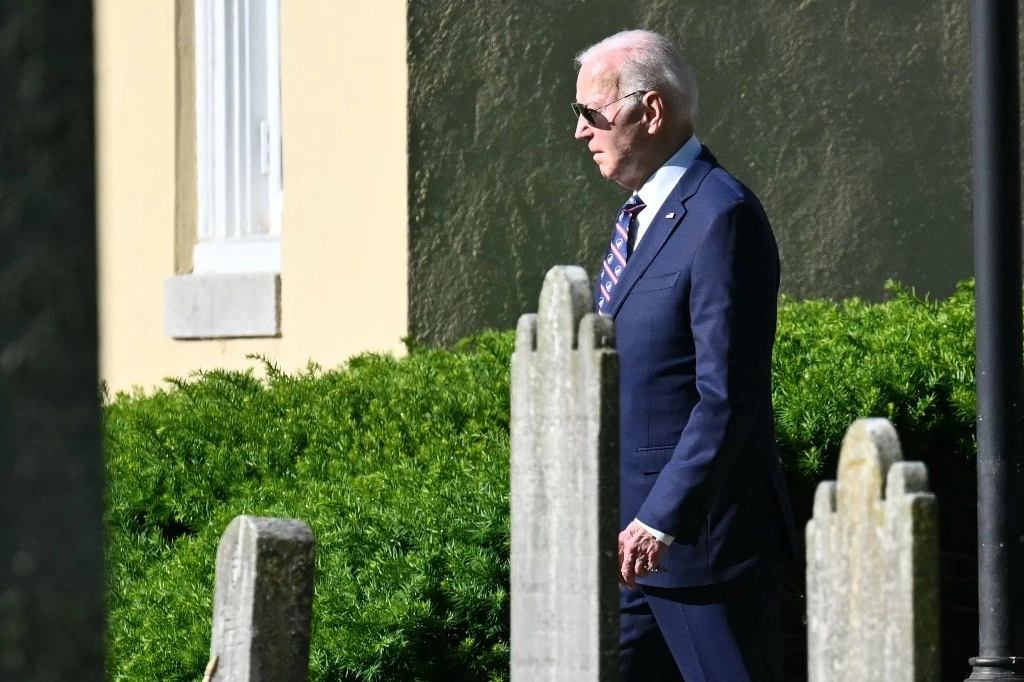 El presidente estadunidense Joe Biden camina afuera de Saint Joseph en la Iglesia Católica Romana Brandywine en Wilmington, Delaware, el 30 de mayo de 2024. Foto Afp