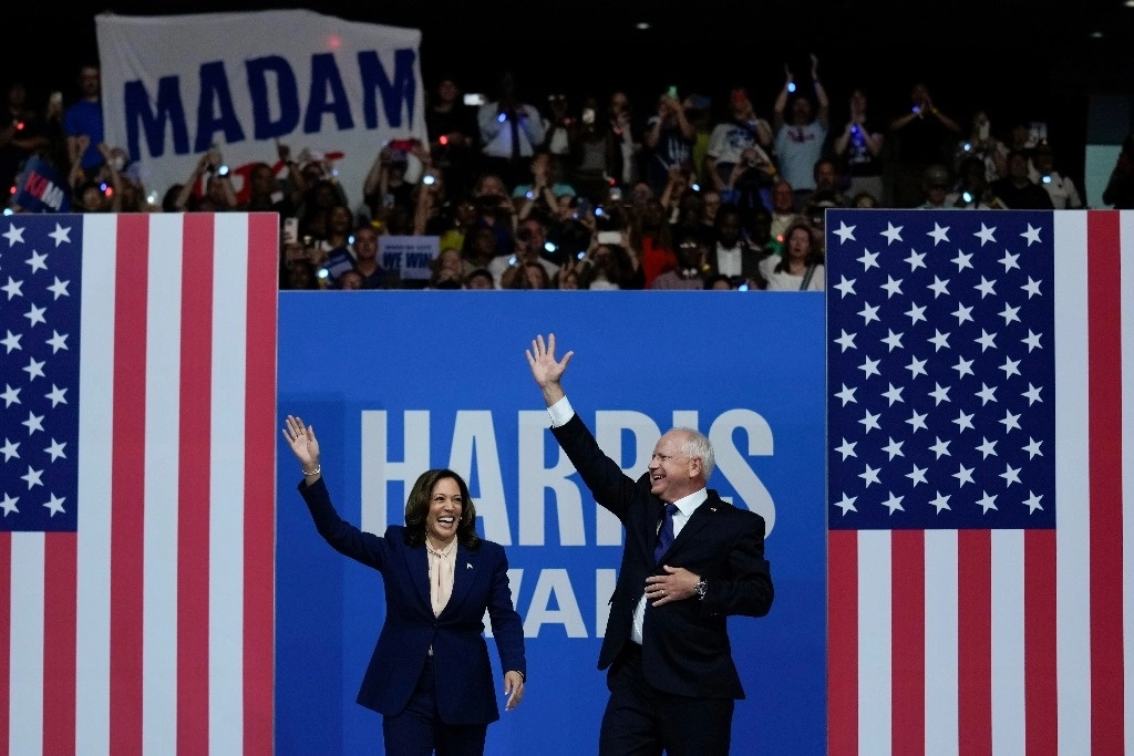 La candidata demócrata a la presidencia de EU, Kamala Harris, y el aspirante a vicepresidente, Tim Walz, en un mitin en Filadelfia, el 6 de agosto de 2024. Foto Ap