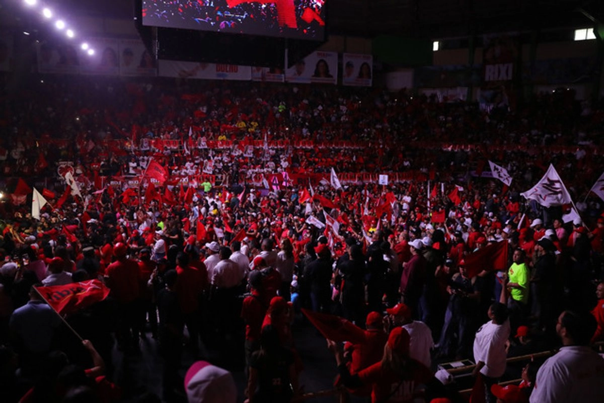"La lucha es el domingo 30 entre dos modelos: el modelo de la oligarquía y el modelo socialista democrático" de la presidenta Castro, dijo Moncada ante una multitud en un polideportivo en Tegucigalpa. Foto