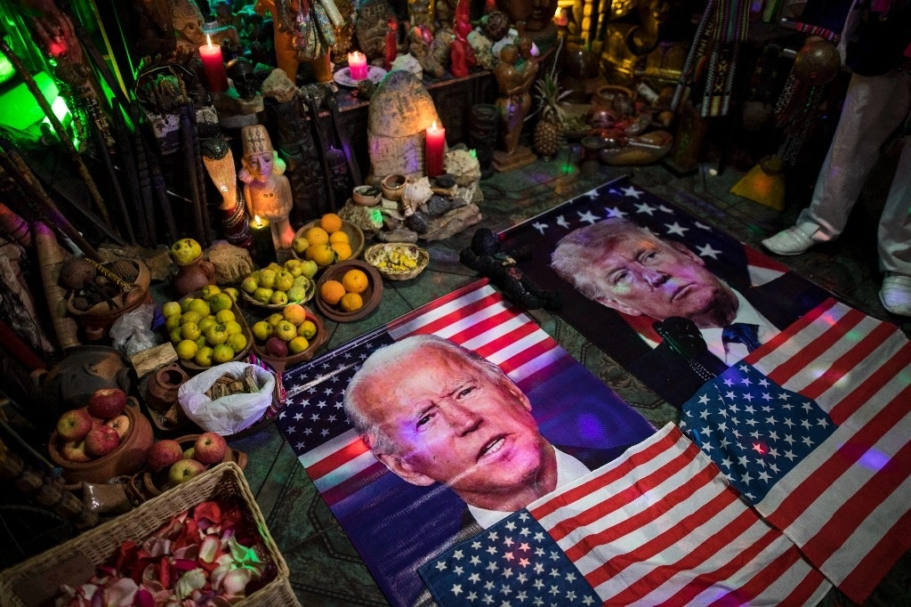 Imágenes del candidato presidencial demócrata Joe Biden y su rival, el presidente de Estados Unidos, Donald Trump, yacen en un altar durante una ritual chamánico, dentro de un departamento en Lima, Perú. Foto AP