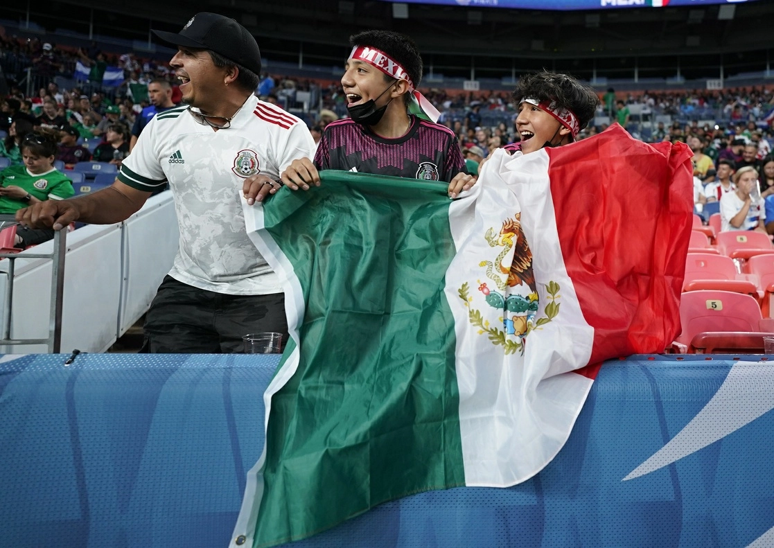 Pese a las advertencias, la afición mexicana sigue lanzando el alarido contra los porteros tras sus despejes. Foto Ap