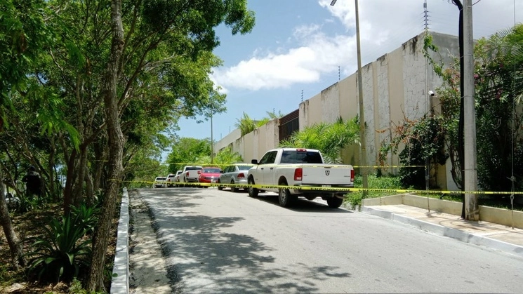 Elementos de la FGE de Campeche catearon 22 predios en el Fraccionamiento Lomas de Castillo, los cuales colindan con la propiedad del líder nacional del PRI, Alejandro Moreno, el 20 de julio de 2023. Foto ‘La Jornada’ 
