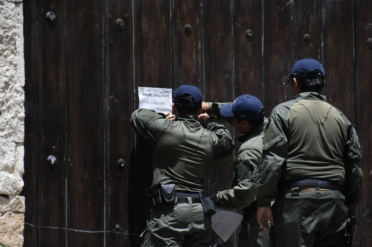 Integrantes de la Policía Ministerial, encabezados por el fiscal general estatal, Renato Sales Heredia, catearon 22 predios del fraccionamiento Lomas del Castillo, que colindan con la mansión del dirigente nacional del PRI, Alejandro Moreno. Foto Cuartoscuro