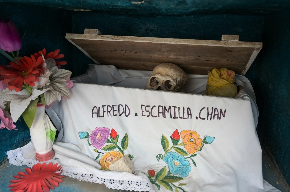 Restos de un integrante de la comunidad maya de Pomuch, durante un ritual privado en el que los familiares ‘limpian los restos’ de sus seres queridos previo a la celebración del Día de Muertos, en Campeche, el 19 de octubre de 2021. Foto Afp