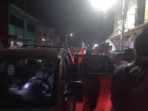 Miembros del equipo de campaña de Pablo Gutiérrez Lazarus, aspirante de Morena a la alcaldía de Ciudad del Carmen, Campeche, fueron agredidos a golpes y con ácido muriático la tarde del martes por presuntos simpatizantes del PRI durante un acto proselitista en esa localidad. Foto 'La Jornada'