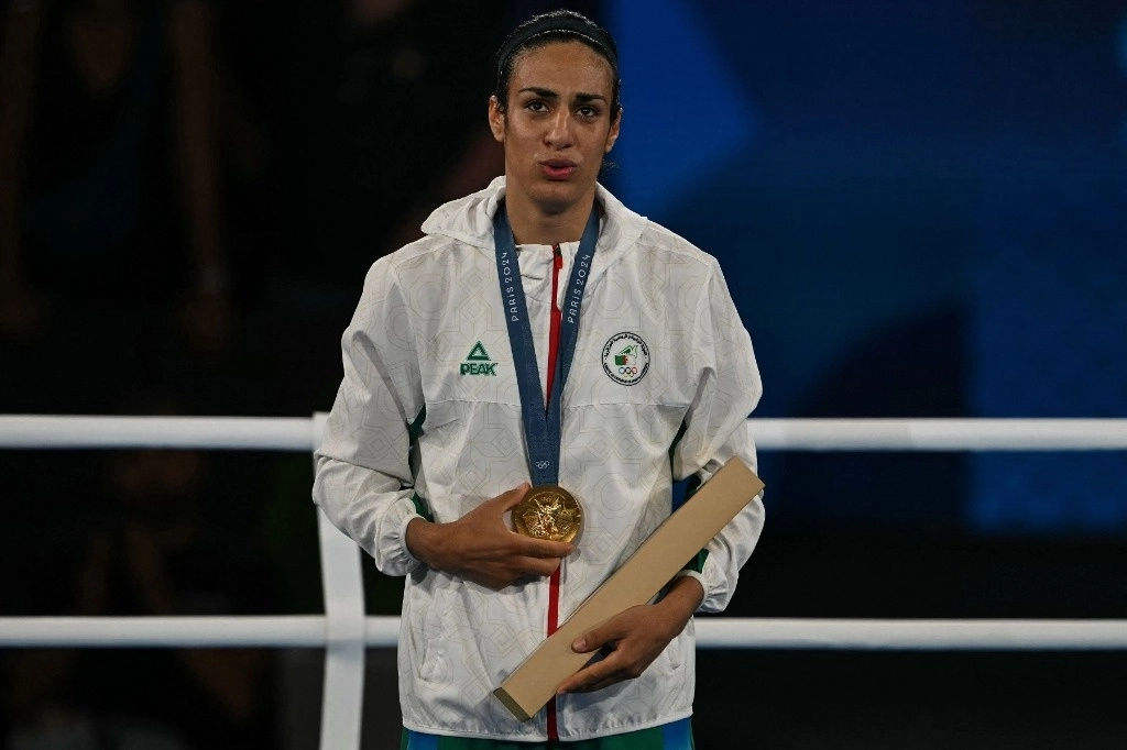 La campeona del boxeo olímpico femenil, Imane Khelif, ha sido víctima de ciberacoso por una polémica sobre su género. Foto Afp  