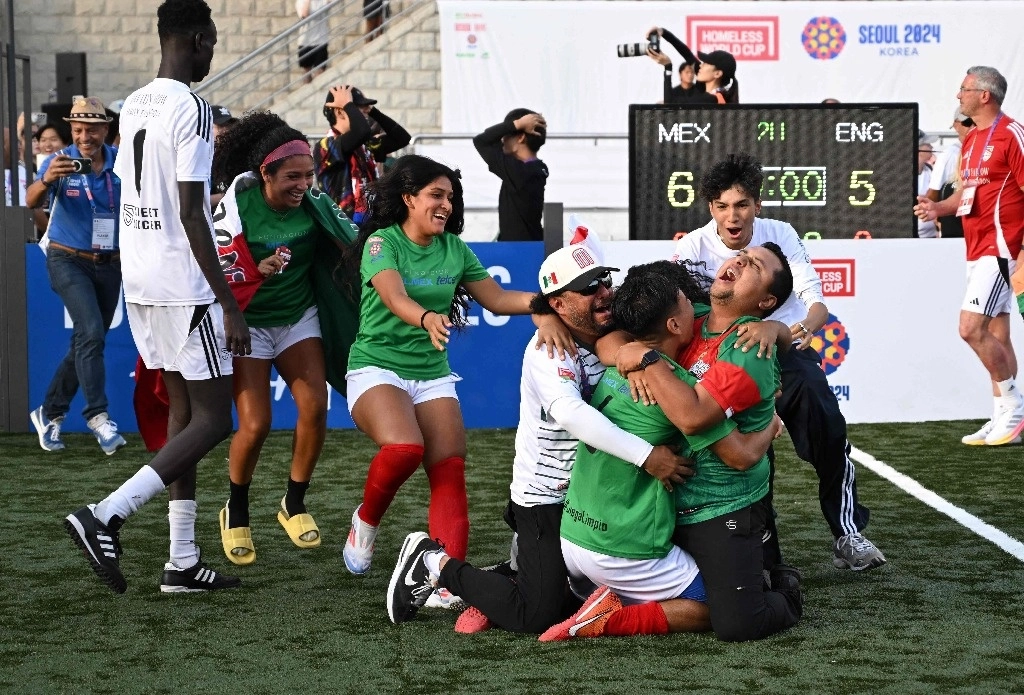 Las selecciones mexicanas de futbol femenil y varonil confirmaron su hegemonía en la Homeless World Cup, disputada en Corea del Sur. La primera se coronó al derrotar 5-2 a Rumania y la segunda 6-5 a Inglaterra. Foto Afp