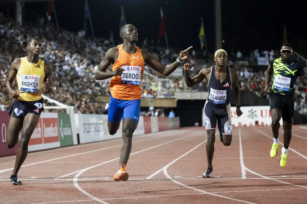 Letsile Tebogo de Botswana, segundo desde la izquierda, celebra su victoria en los 200 m masculinos junto a Erriyon Kighton de los EU, Alexander Ogando de la República Dominicana y Joseph Fahnbulleh de Liberia, desde la izquierda, durante la competencia de atletismo Athletissima de la Liga Diamante de Atletismo Mundial en el Stade Olympique de la Pontaise en Lausana, Suiza, el 22 de agosto de 2024.
Foto Ap