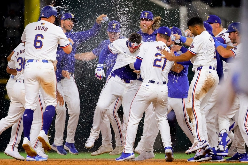 Los Rangers de Texas celebran su triunfo sobre Cachorros de Chicago en la jornada inaugural del beisbol de Grandes Ligas. Foto Ap.