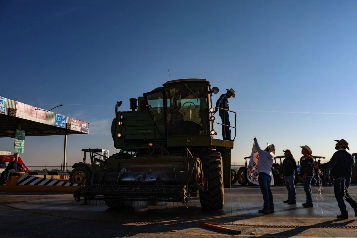 En Irapuato, Guanajuato, campesinos que se oponen a las reformas a la Ley de Aguas Nacionales retiraron los bloqueos en la carretera federal 90 Irapuato-Abasolo; en la carretera federal 45 Silao-Irapuato y la federal 45 Irapuato-Salamanca. Foto 