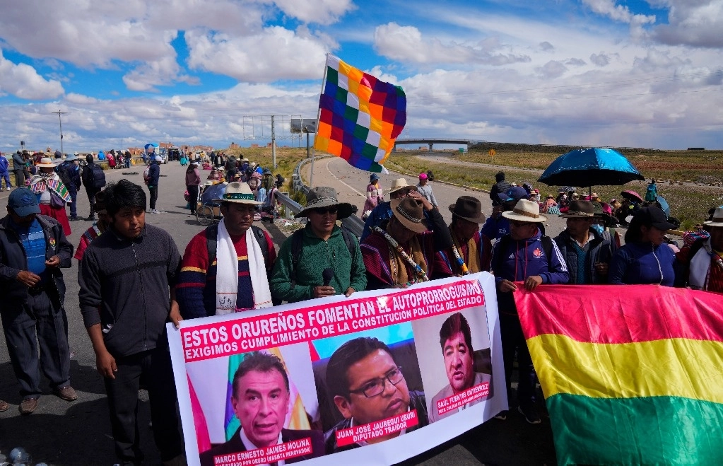 Simpatizantes del expresidente Evo Morales, protestan en Bolivia contra una decisión judicial que impide a Morales exigir la renuncia de varios magistrados. Foto Ap
