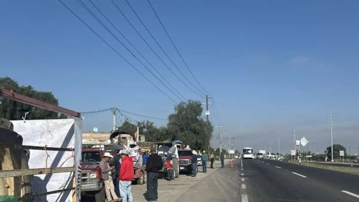 “Se reporta cierre en los accesos a la autopista 45D en León-Aguascalientes y León-Salamanca, a la altura de la Central de Abastos”, reportó la Secretaría de Seguridad y Paz.