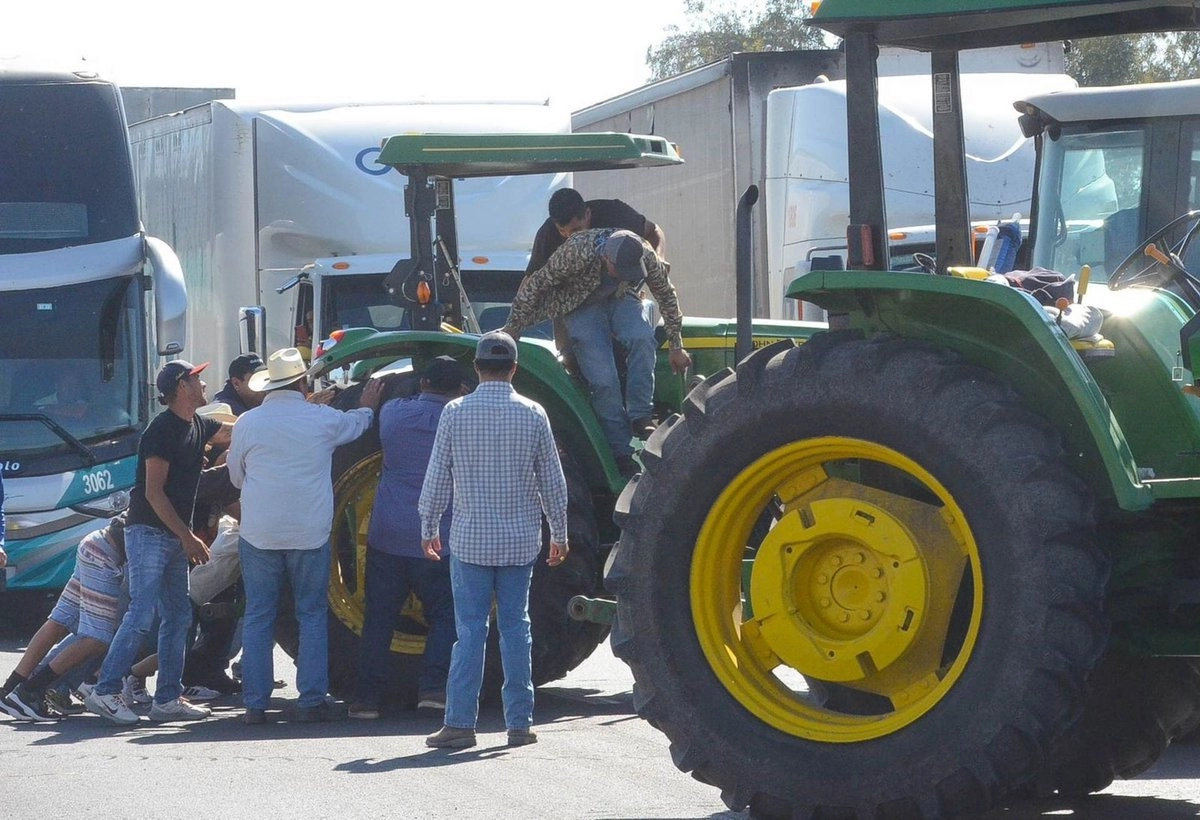 Agricultores de Guanajuato bloquean con tractores la carretera León-Aguascalientes, el 28 de octubre de 2025. Foto   