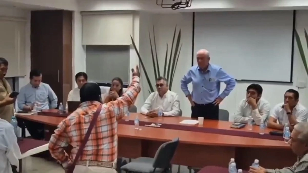 Los reclamos de los campesinos llegaron a los gritos y golpes en la mesa.