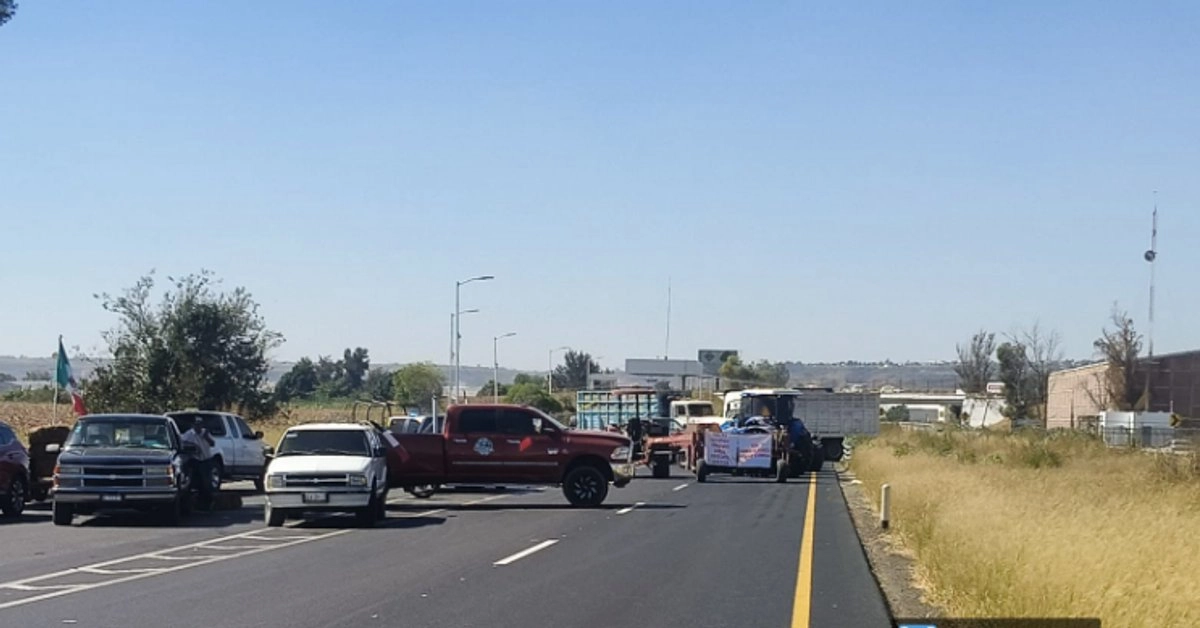 Los campesinos tienen un bloqueo total en la autopista 45D León-Aguascalientes, a la altura de Santa Rosa Plan de Ayala.