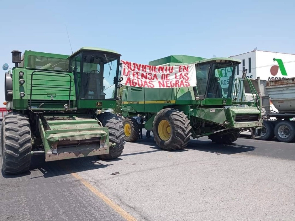 Campesino de Hidalgo protestaron por el acaparamiento de agus residuales para sus cultivos. Foto La Jornada