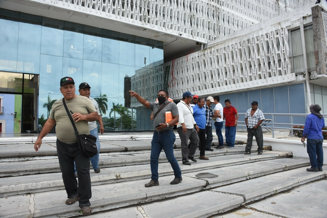 Una comisión de representantes de agricultores del ejido Vicente Guerrero, municipio de Hopelchén, fue recibida en el palacio de gobierno por funcionarios de la Secretaría de Gobierno estatal, luego de protestar para exigir a autoridades investigar el tráfico de terrenos ejidales. Foto ‘La Jornada’