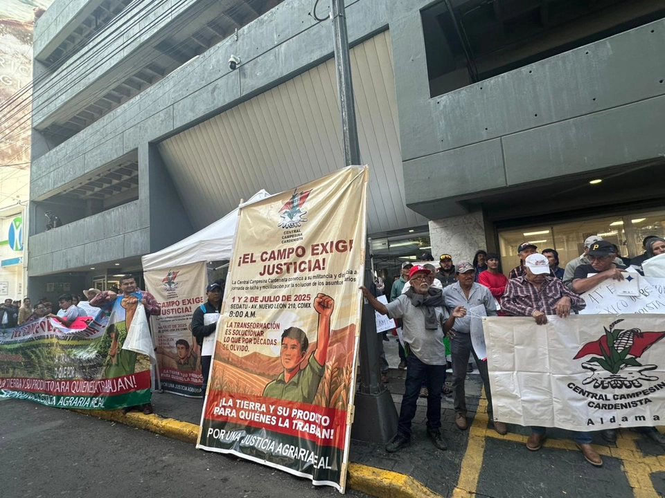 Integrantes de diferentes comisiones de la Central Campesina Cardenista, durante la manifestación frente a la sede de la Sedatu 