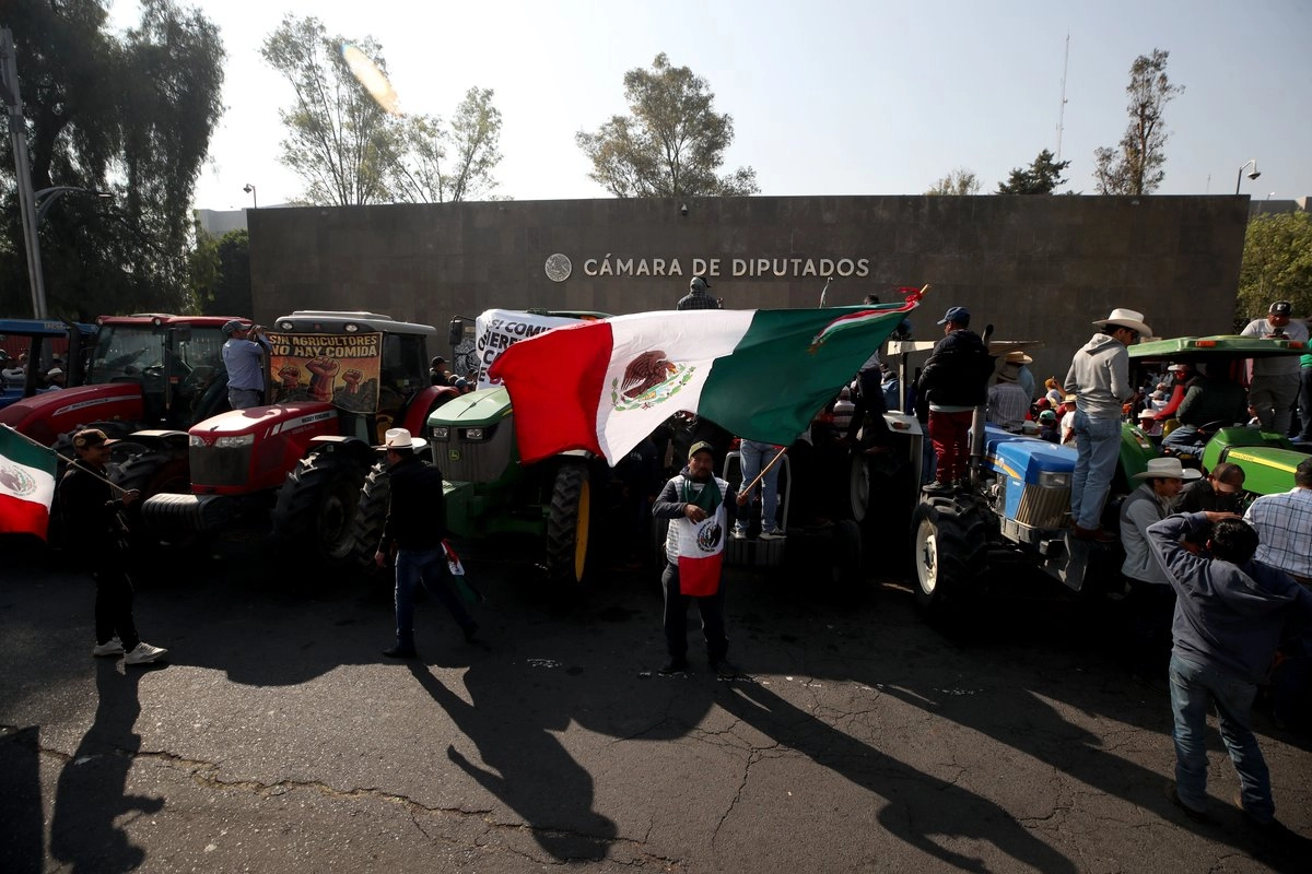 Grupos de campesinos inconformes con la creacion de una nueva Ley General de Aguas y la reforma a la Ley de Aguas Nacionales (LAN), ayer, durante su bloqueo en los alrededores de la Camara de Diputados. 