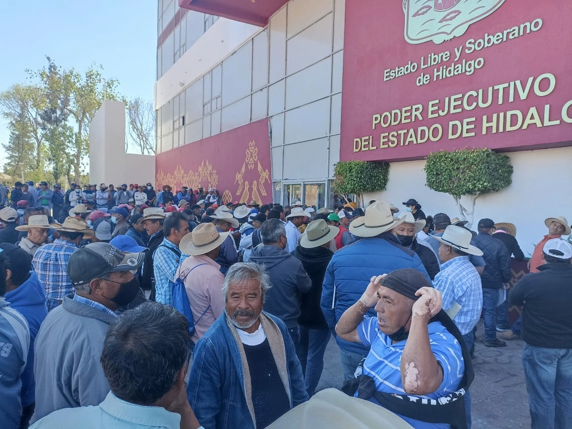 
Integrantes del Movimiento de Defensa de las Aguas Negras se apostaron en los alrededores del Palacio de Gobierno de Hidalgo. Foto Juan Ricardo Montoya