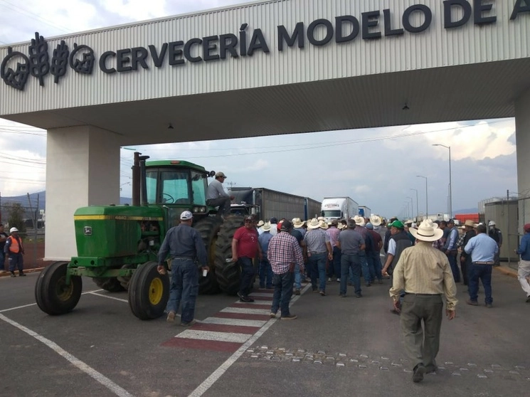 Tras una protesta de dos días en la entrada de la planta de Grupo Modelo, campesino de Hidalgo lograron varios acuerdos. Foto Ricardo Montoya