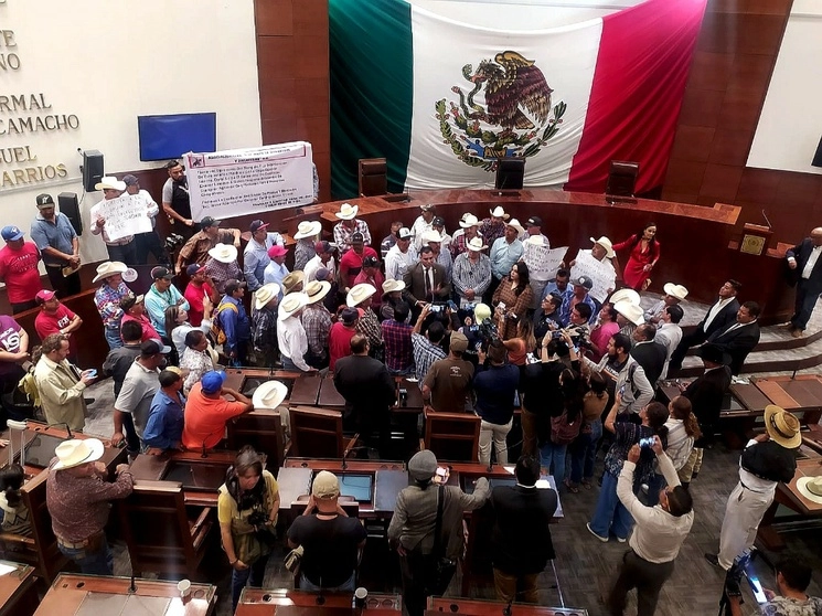 Campesino de Zacatecas exigieron al Congreso del Estado se declare como desastre natural las pérdidas por sequía. Foto La Jornada