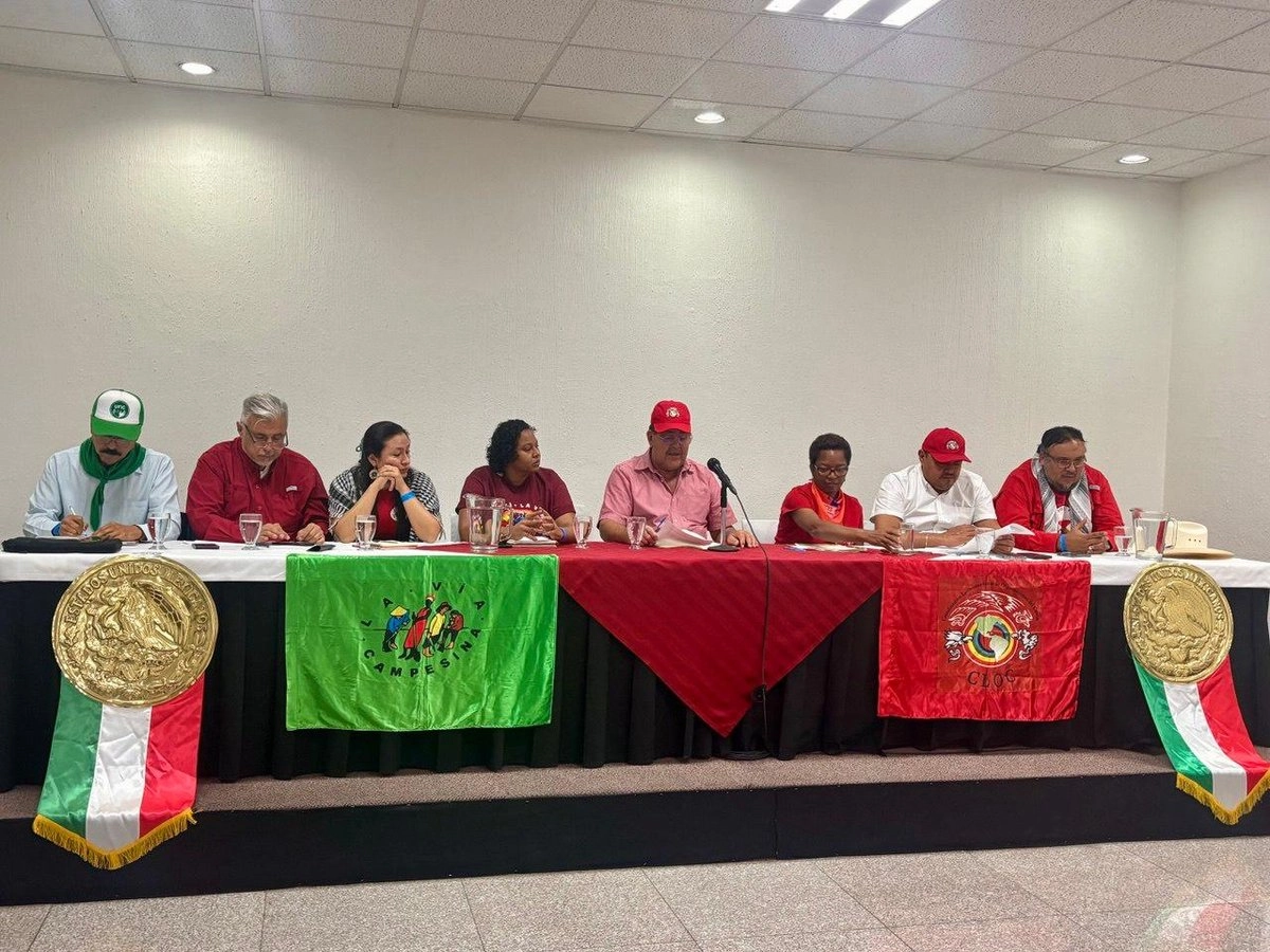 Integrantes de la Coordinadora Latinoamericana de Organizaciones del Campo durante conferencia de prensa. Foto