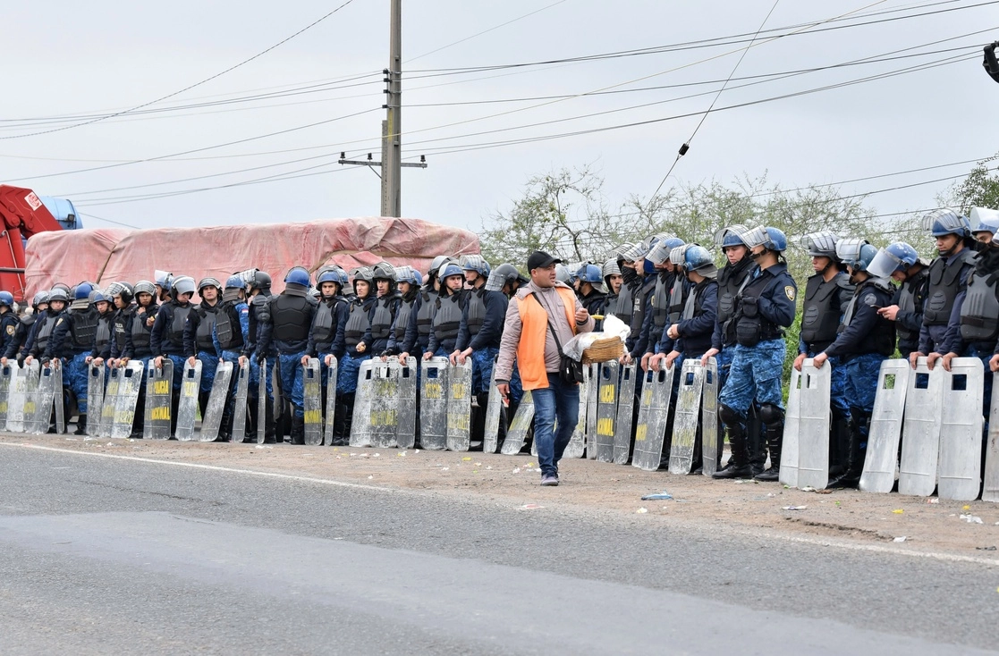Medios locales informaron que organizaciones campesinas convocaron a manifestarse en comisarías y sedes del Poder Judicial en unos 15 puntos del país. Foto Afp