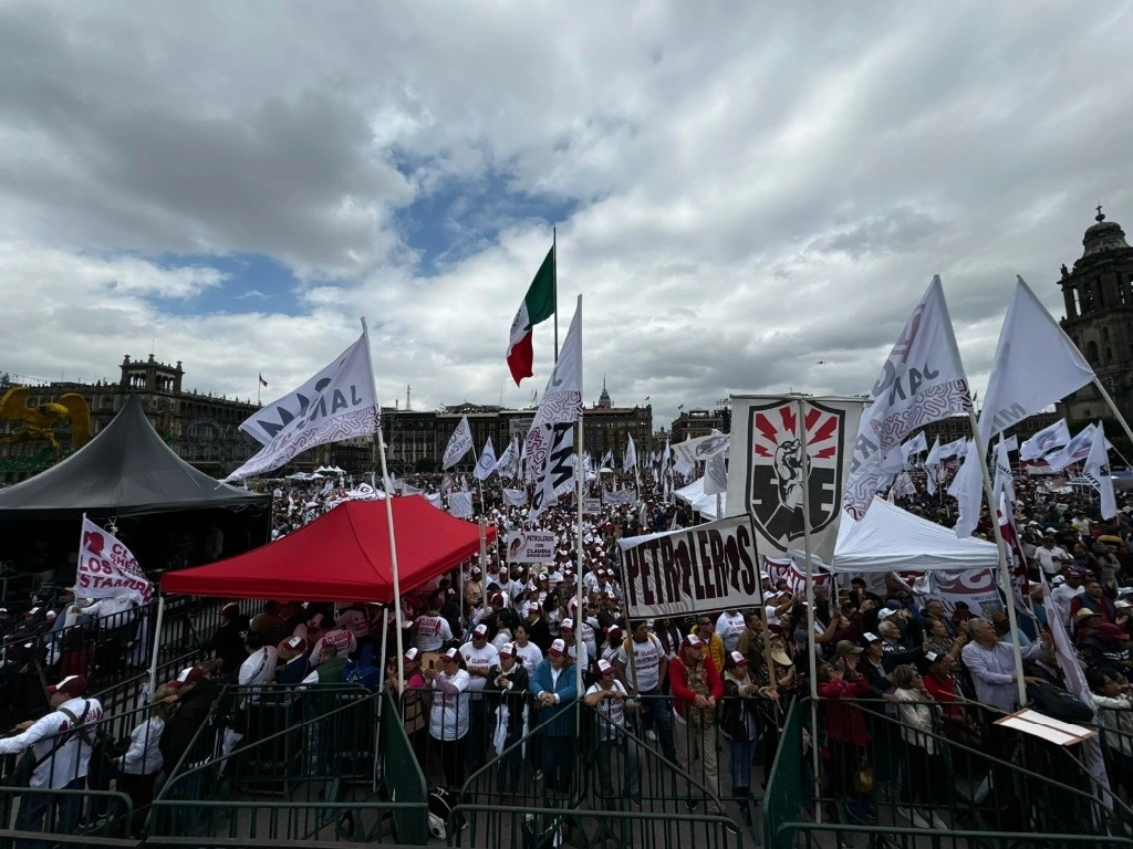 Ciudadanos presencian la llegada de la presidenta Claudia Sheinbaum Pardo al Zócalo capitalino y su entrada al Palacio Nacional, en la Ciudad de México, el 1 de octubre de 2024. Foto Luis Castillo