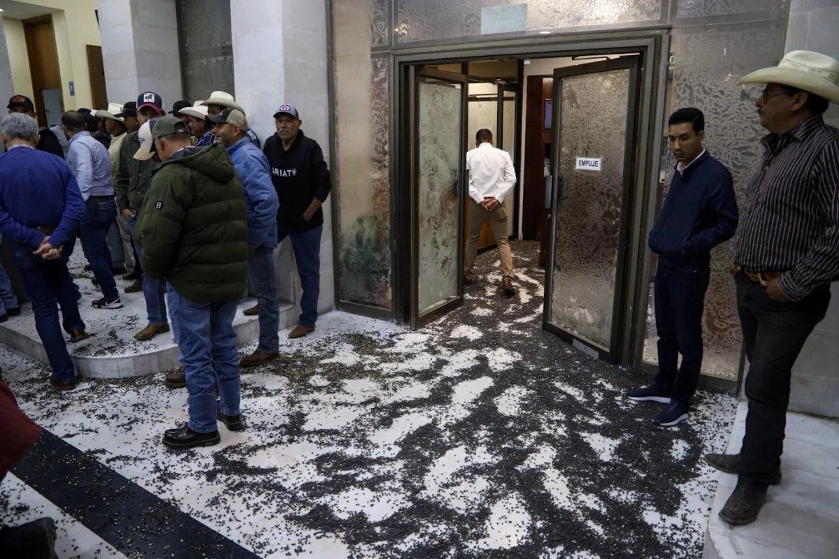 Ante la promesa incumplida del gobernador, agricultores regaron el grano en el Congreso. Foto