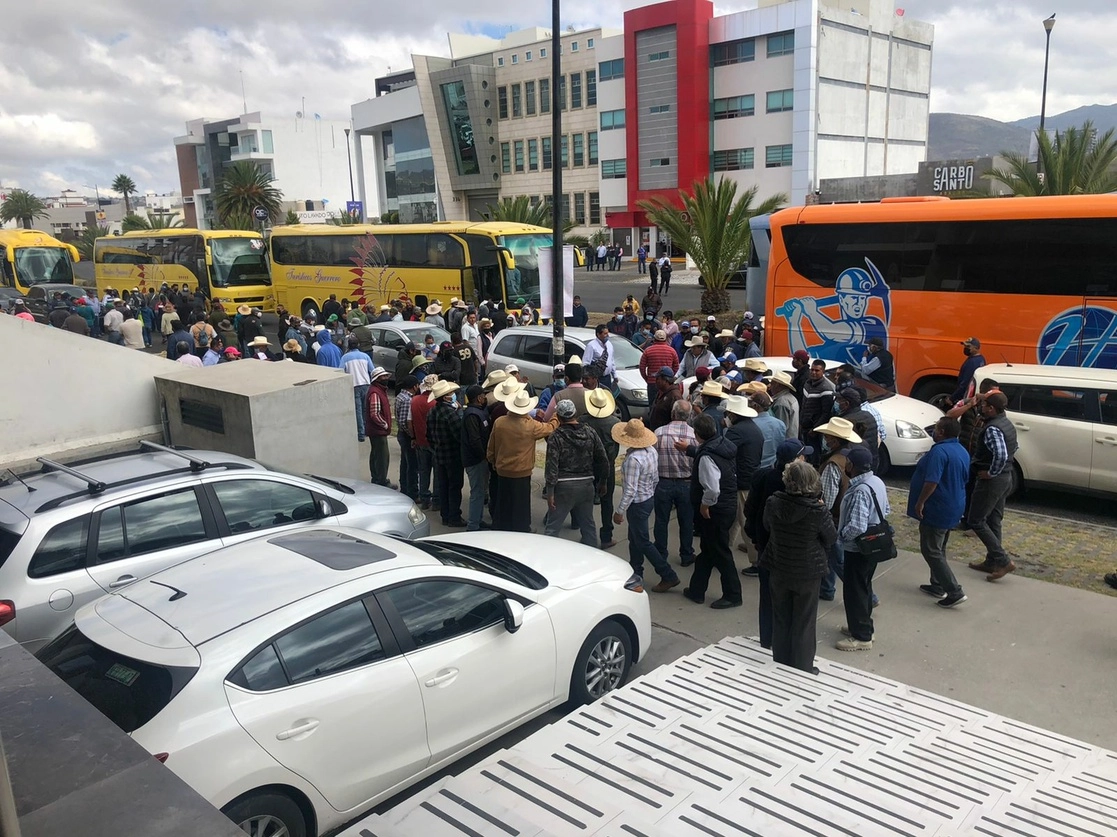 Heber Eleazar Salcedo salió de sus oficinas para dialogar con los inconformes, quienes le dijeron que no reciben los volúmenes de agua residual necesarios para sus cultivos. Foto Juan Ricardo Montoya 
